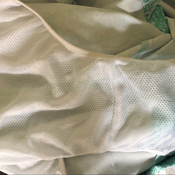 VINEYARD VINES BIG & TALL
SEAHORSE PRINTED CHAPPY SWIM TRUNKS - Picture 6 of 7